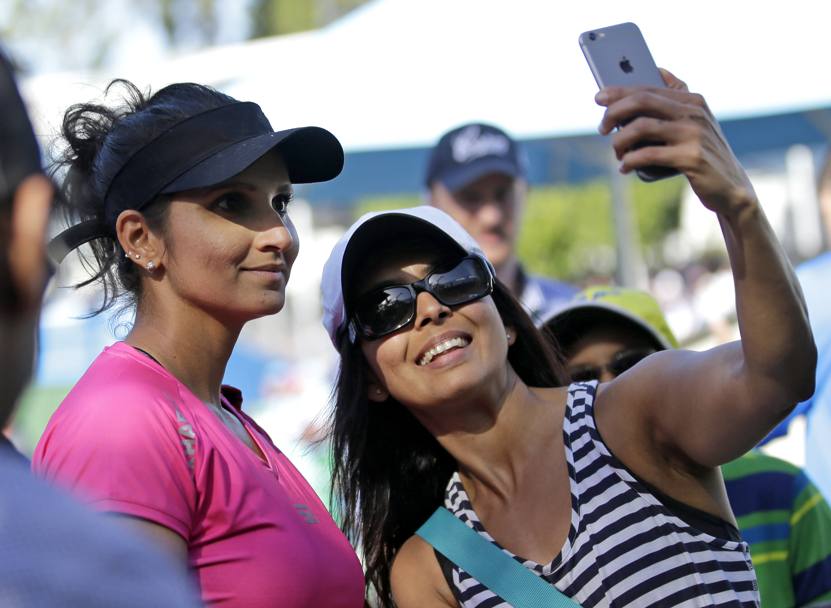 Selfie di una fan con la tennista indiana Sania Mirza (Ap)